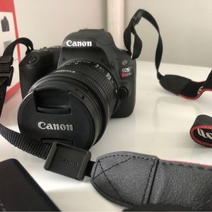 Canon EOS Rebel SL2
EF-S 18-55 IS STM
comes w/everything you see in the pictures